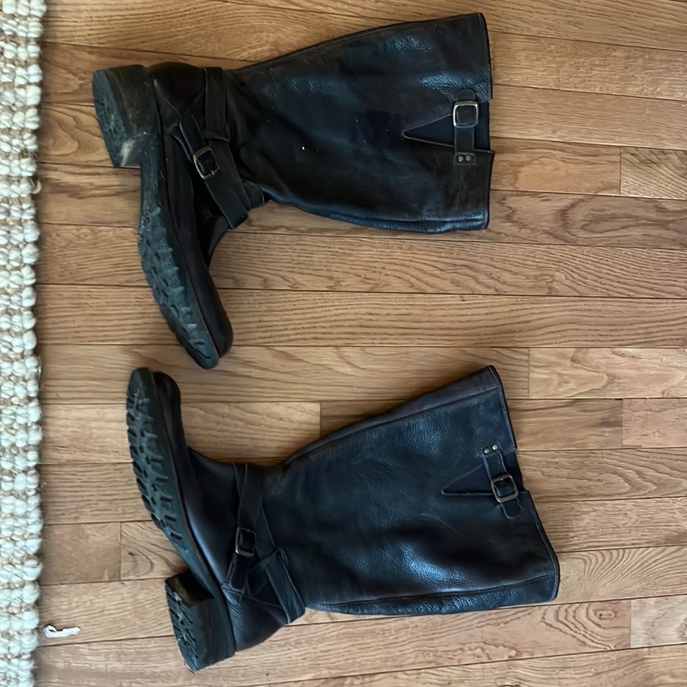 Pre-loved women’s L.L. Bean boot size 10 w(D) classic boot.